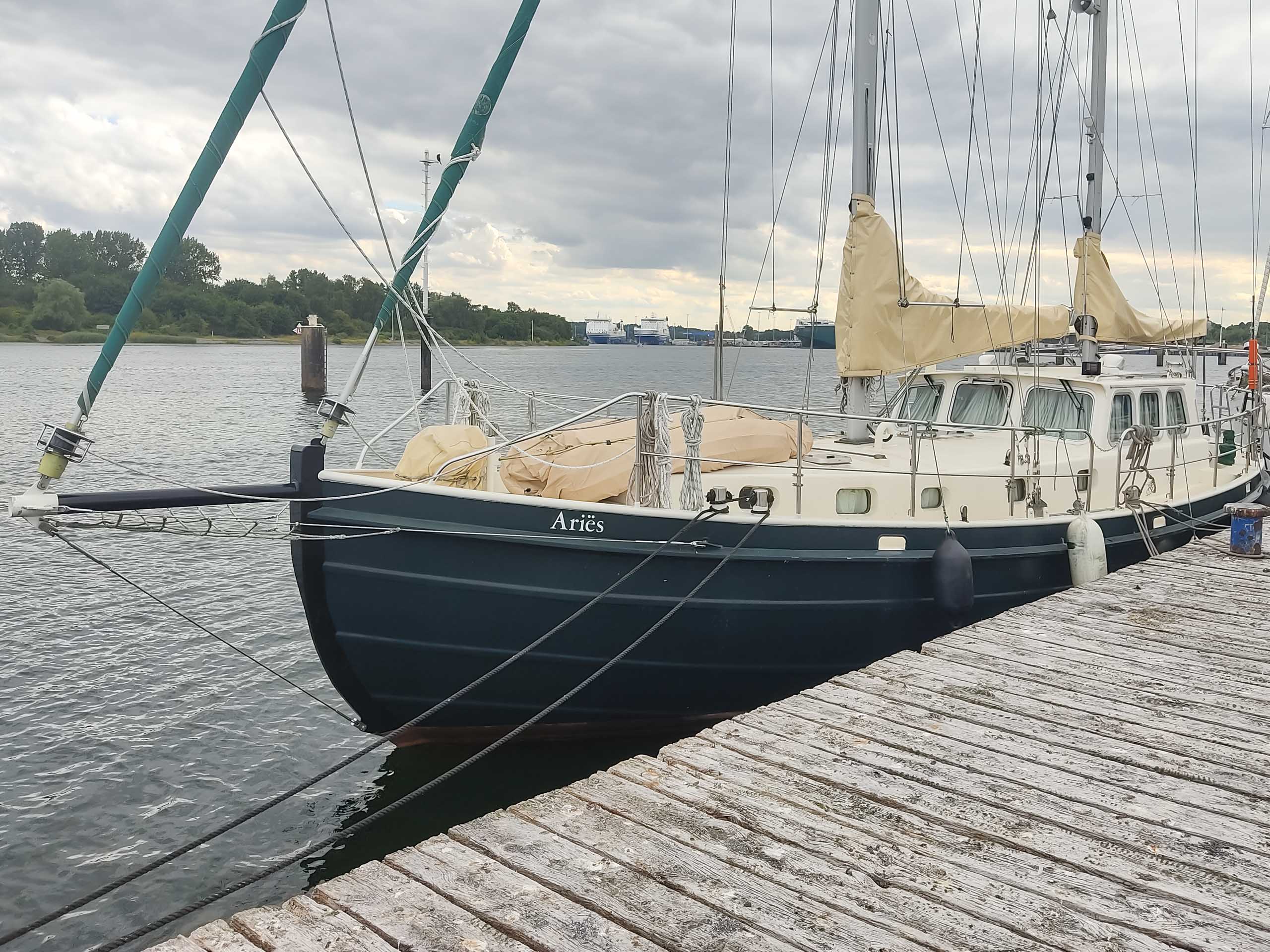 Aluminium yacht with serious corrosion