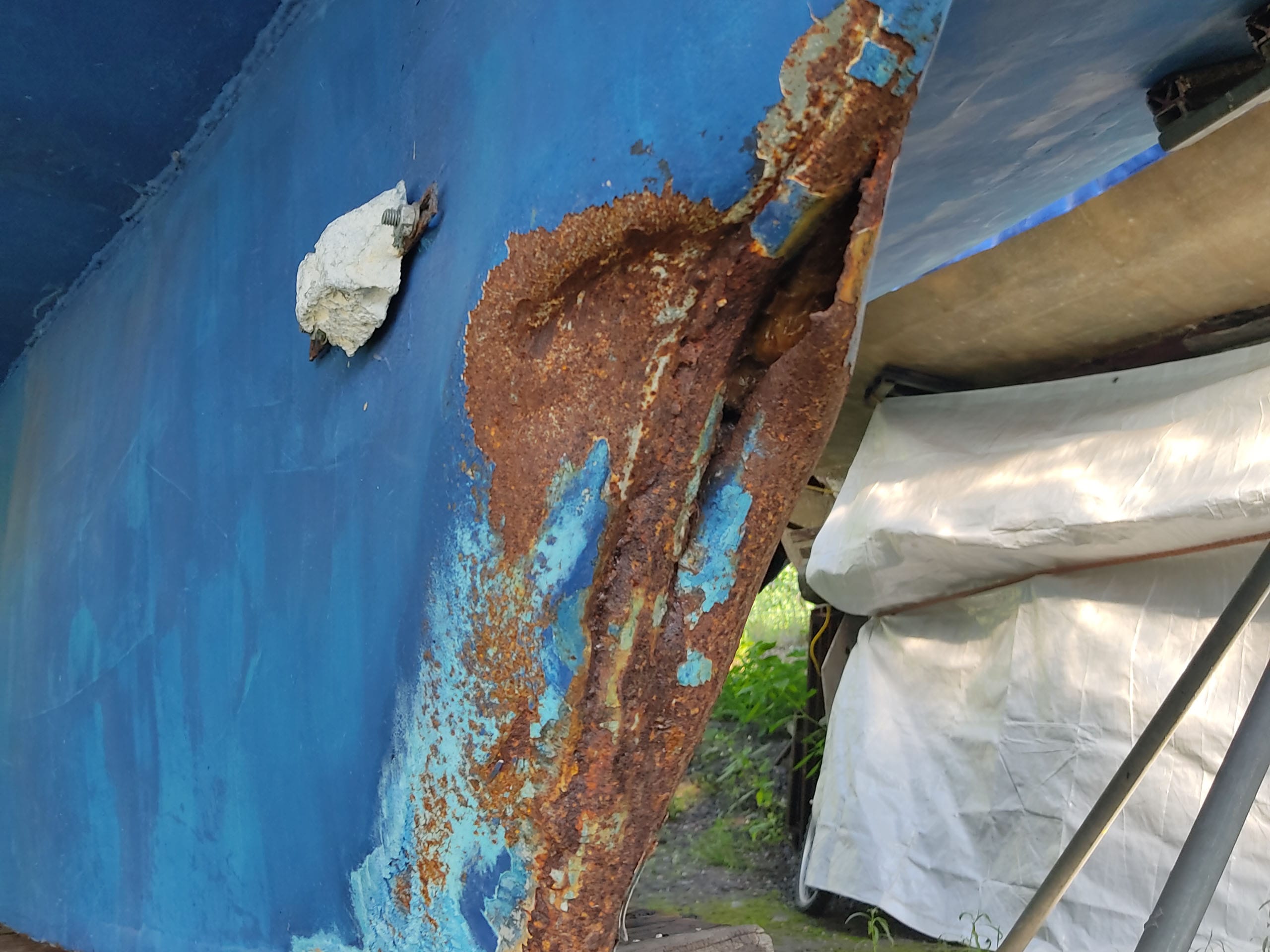 Aluminium yacht with serious corrosion